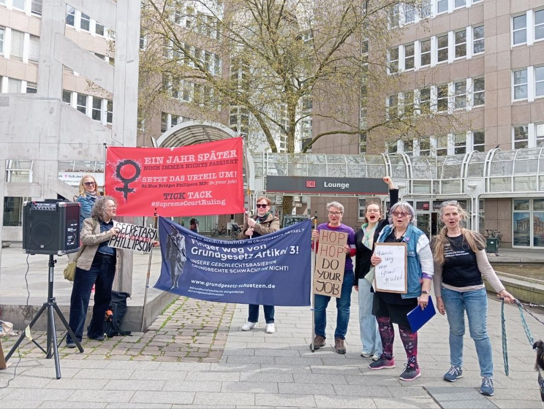 solidarische Aktion mit Frauen und Mädchen in UK am 11.04.2026: #OneYearLater